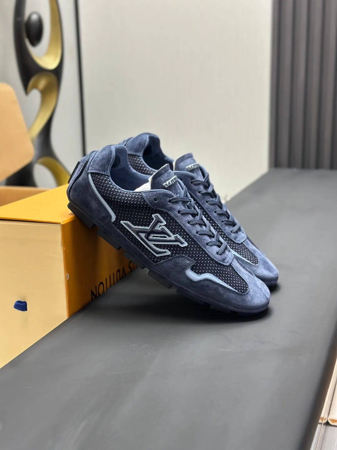 👟👟Ex-factory price 680👟👟 (Top version fully packaged) LV Louis Vuitton L Family Donkey Brand Latest Rally Series Mesh Casual Sports Shoes Doudou Shoes Original purchase, development and production This LV Rally sports shoe is made of suede cow leather and mesh fabric, and a rubber pad outsole is incorporated into the driving shoe configuration, making it a modern choice that is both comfortable and light. The LV letters on the side, the handwritten Louis Vuitton logo on the rear, and the Vuitton logo on the tongue and outsole jointly brand the brand mark. Exquisite packaging at the delivery counter🛍📦 ▪️Fabric: Original customized imported mesh + cowhide ▪️Inner lining: Original customized breathable mesh lining ▪️Outsole: Original molded anti-slip rubber material ▪️Sole thickness: 2CM ▪️Size: Men's 39-45